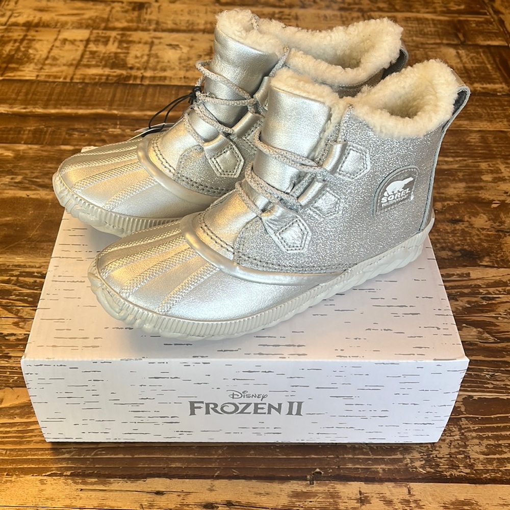DISNEY X SOREL WOMEN’S OUT ‘N ABOUT FROZEN 2 BOOT Silver Size 6.5 NEW Waterproof